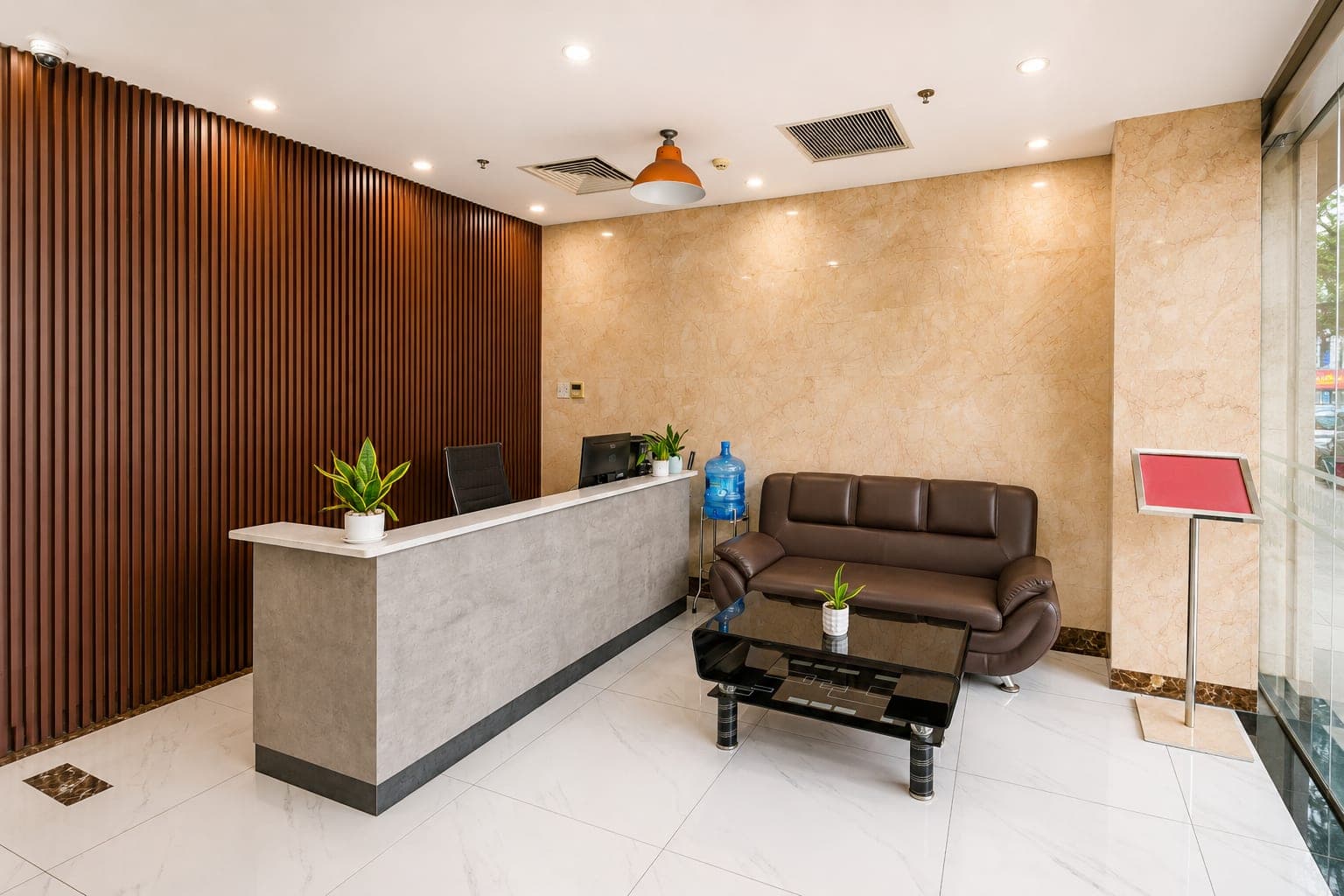 Khu vực lễ tân văn phòng Cộng Hoà