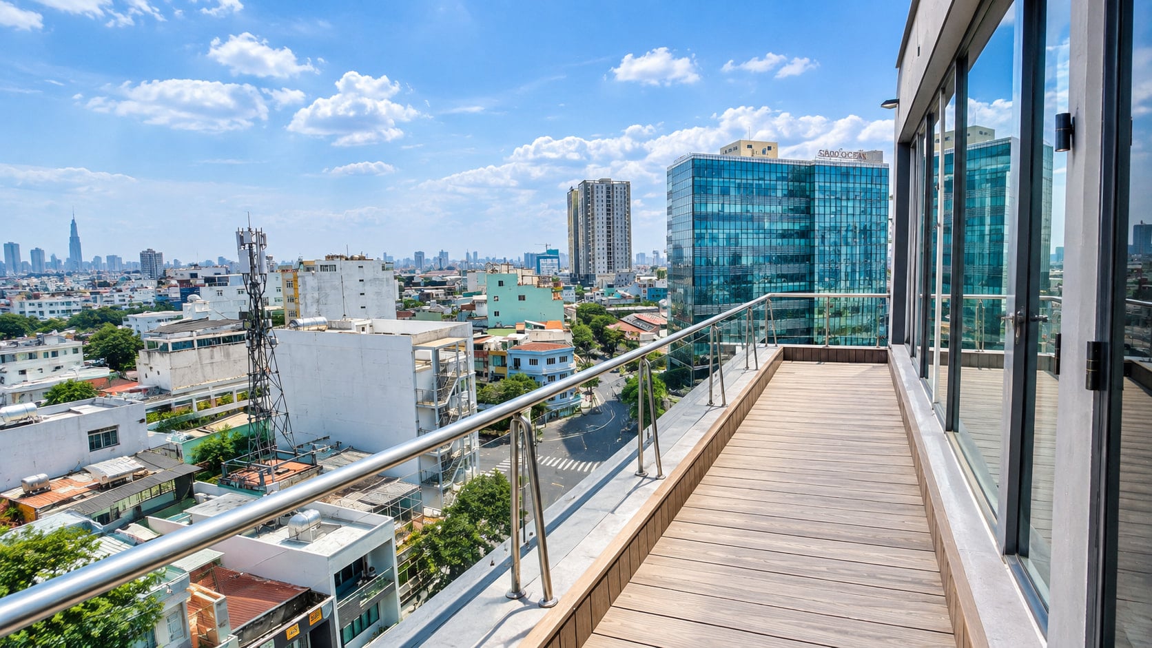 View thành phố từ ban công văn phòng 84-86 Nguyễn Trường Tộ