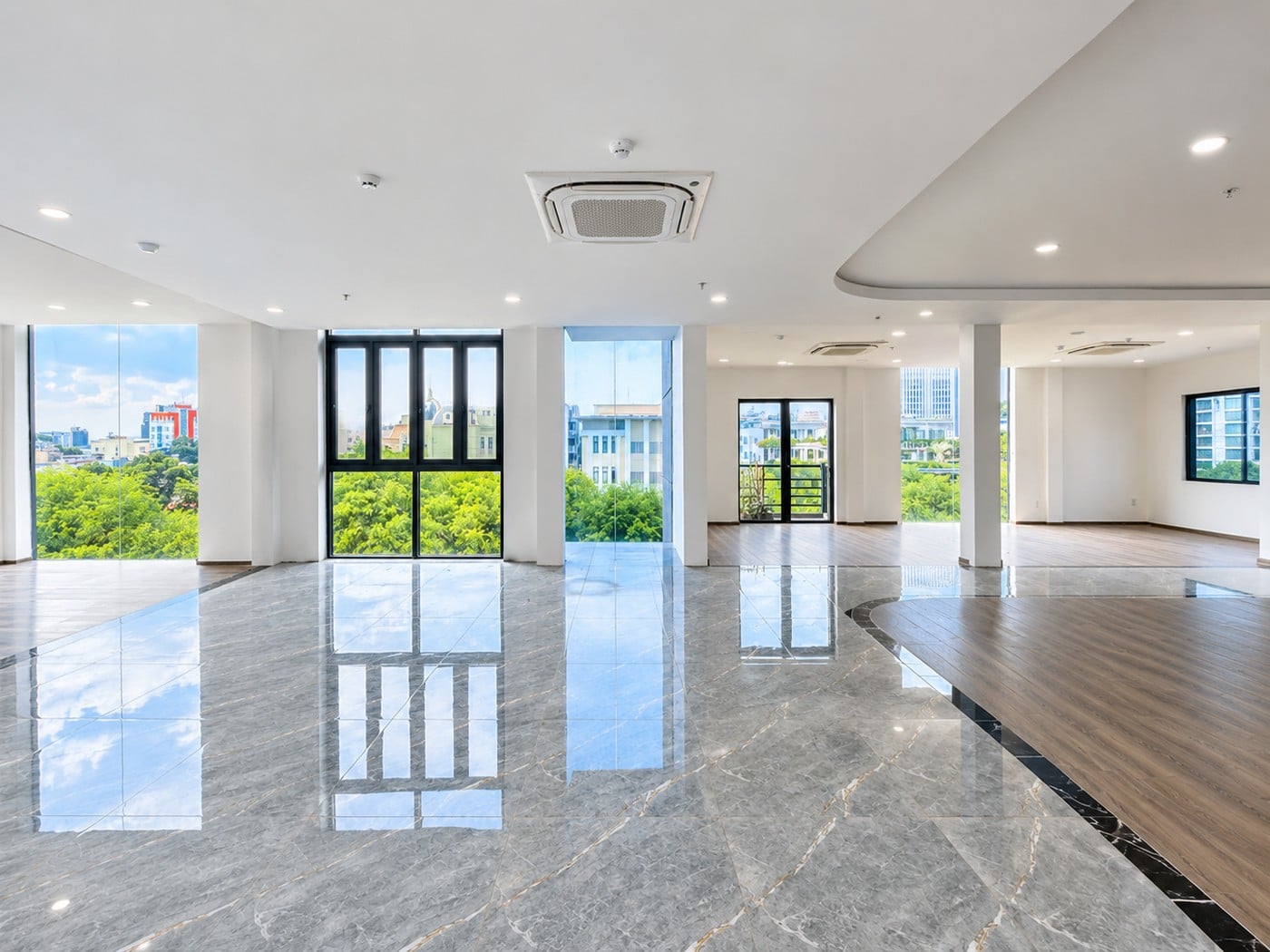 Sảnh trống toà nhà văn phòng 215 Nguyễn Văn Thủ